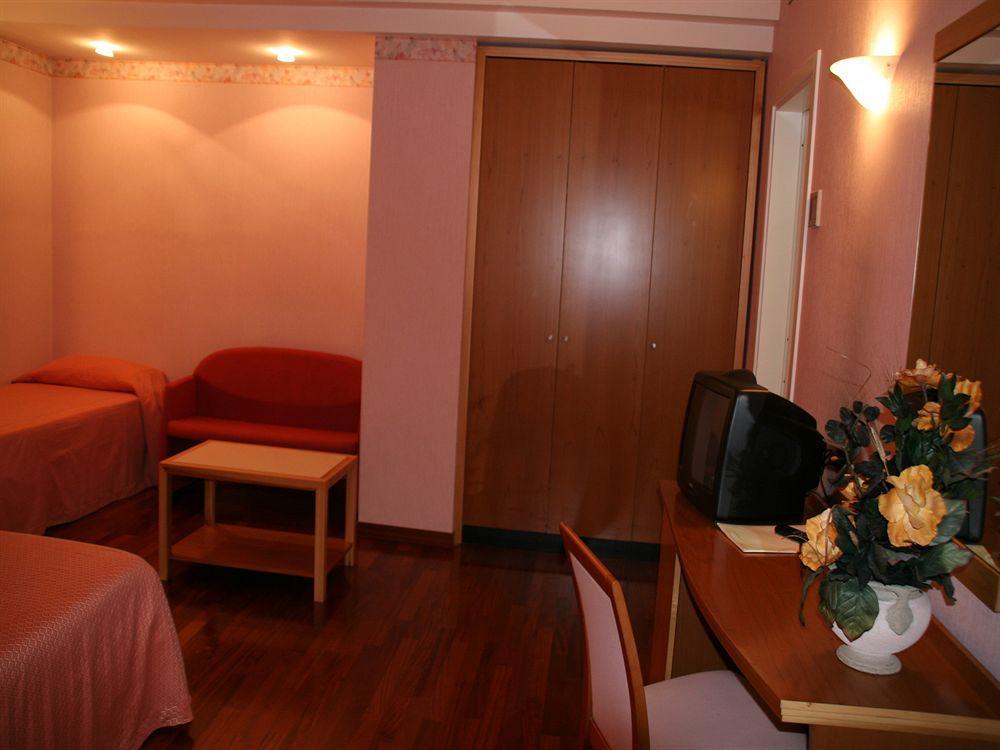 צ'לנו Hotel Lory & Ristorante Ferraro מראה חיצוני תמונה