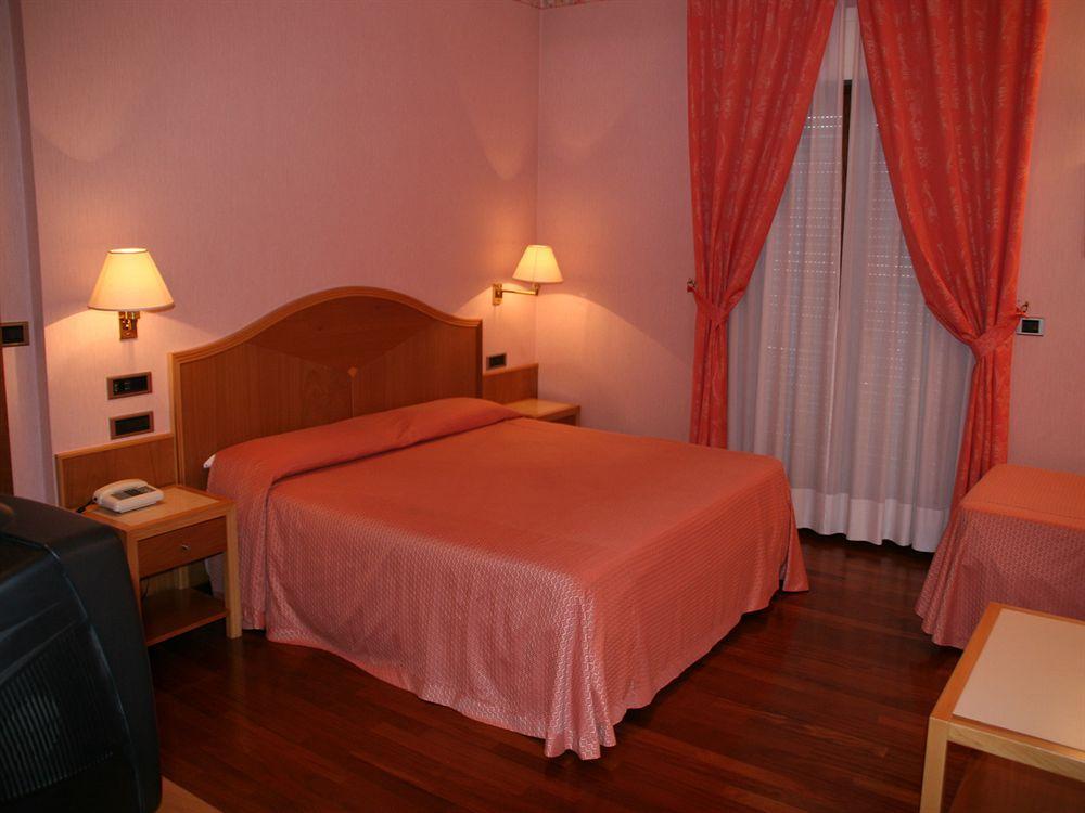 צ'לנו Hotel Lory & Ristorante Ferraro מראה חיצוני תמונה