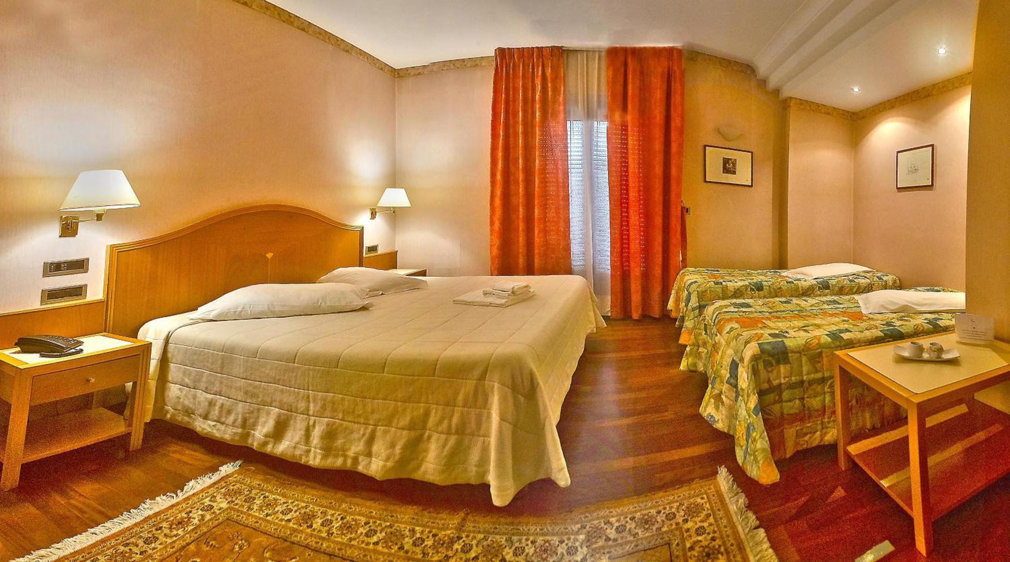 צ'לנו Hotel Lory & Ristorante Ferraro מראה חיצוני תמונה